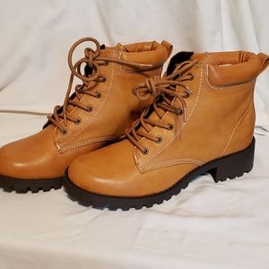 Dolce by MOJOMOXY,  TREK boots, SZ 7.5M, NIB